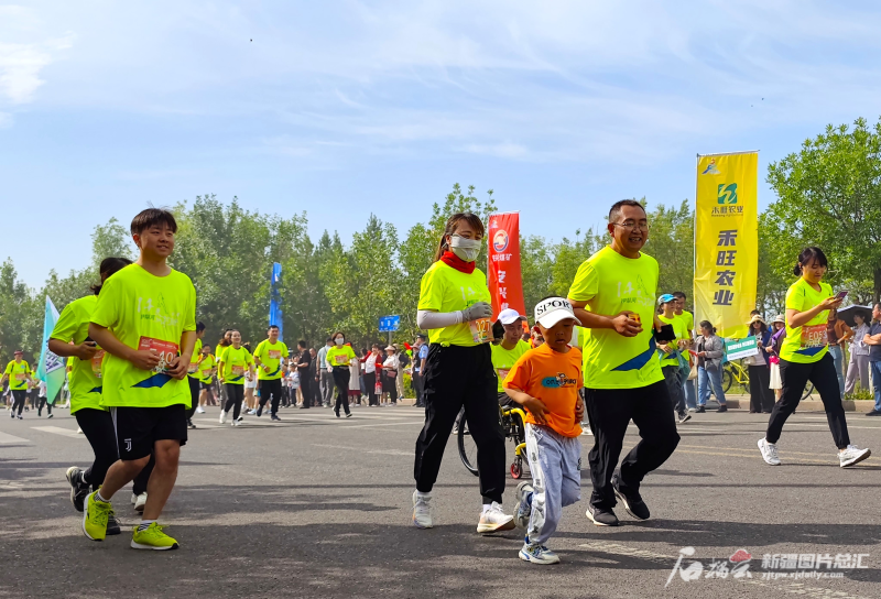 “跑”出花城新形象 自治区十四运半程马拉松在伊犁河畔开赛